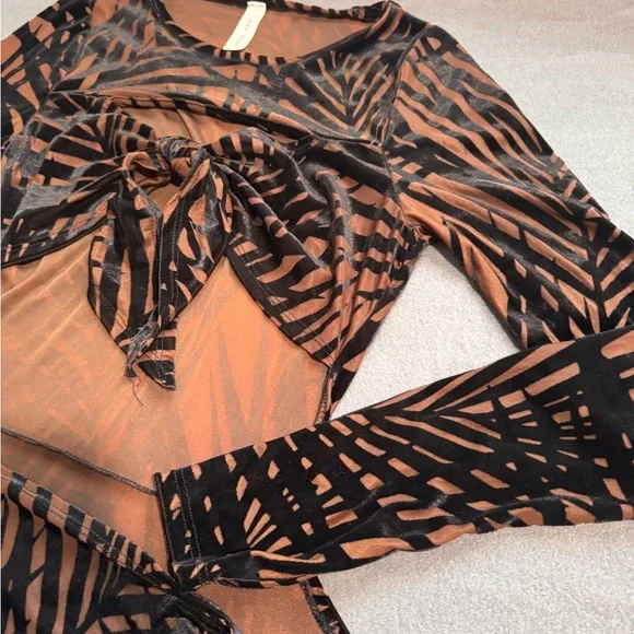 Elegant Black and Brown Patterned Mini Dress - Picture 6 of 7